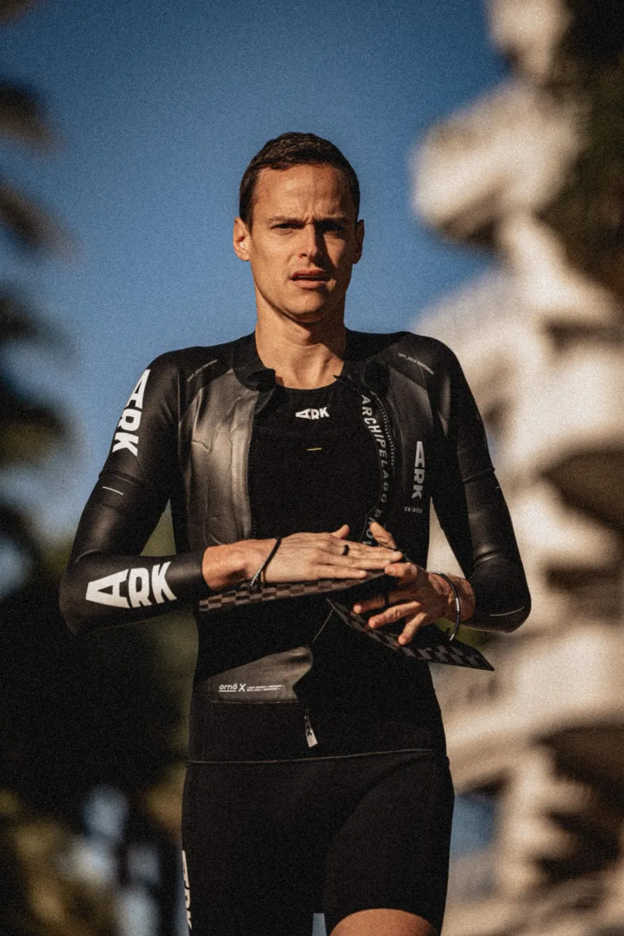 Hugo Tormento en combinaison de swimrun, plaquettes en main
